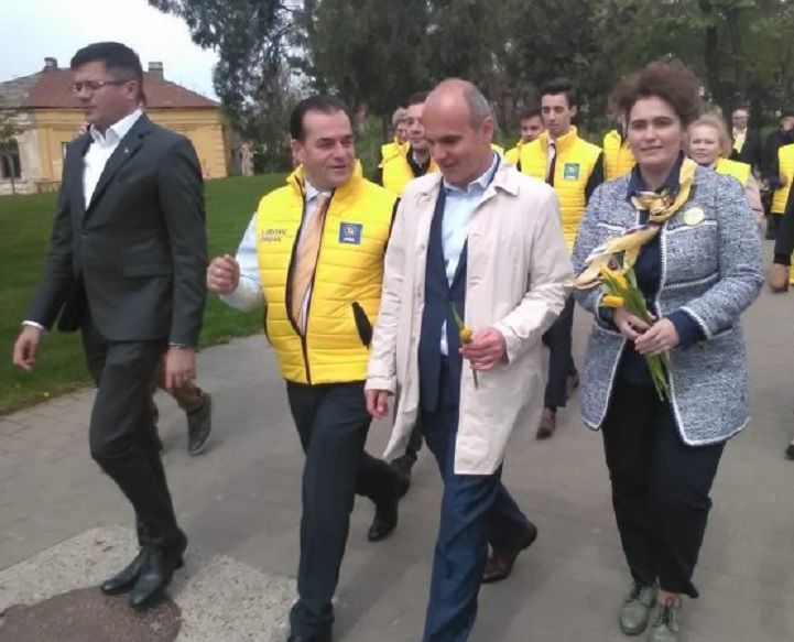Rareș Bogdan și liberalii împart flori pe străzile din Iași. Ce au spus liberalii