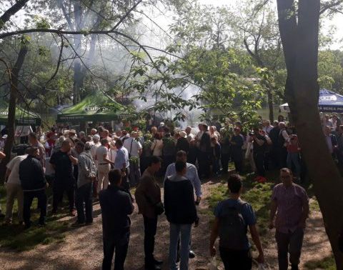 Mici și bere din partea Primăriei Iași, la serbarea câmpenească de 1 Mai