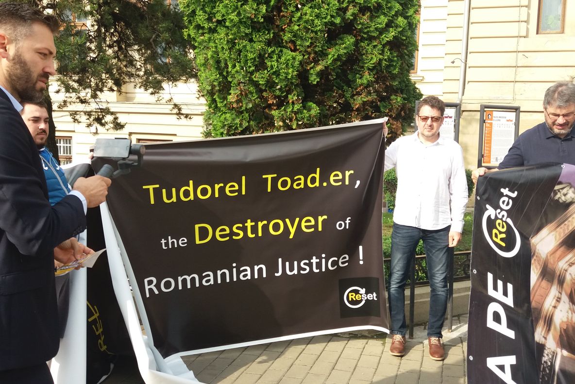 FOTO: Protest împotriva fostului ministru al Justiției, Tudorel Toader!