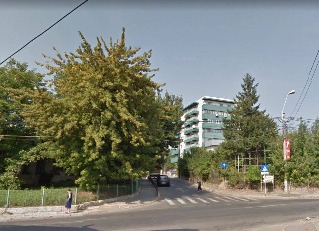 Lucrări pe o stradă care leagă orașul de aeroport