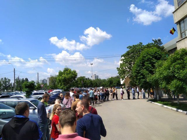 Cozi la secțiile de votare. Studenții stau la coadă să voteze