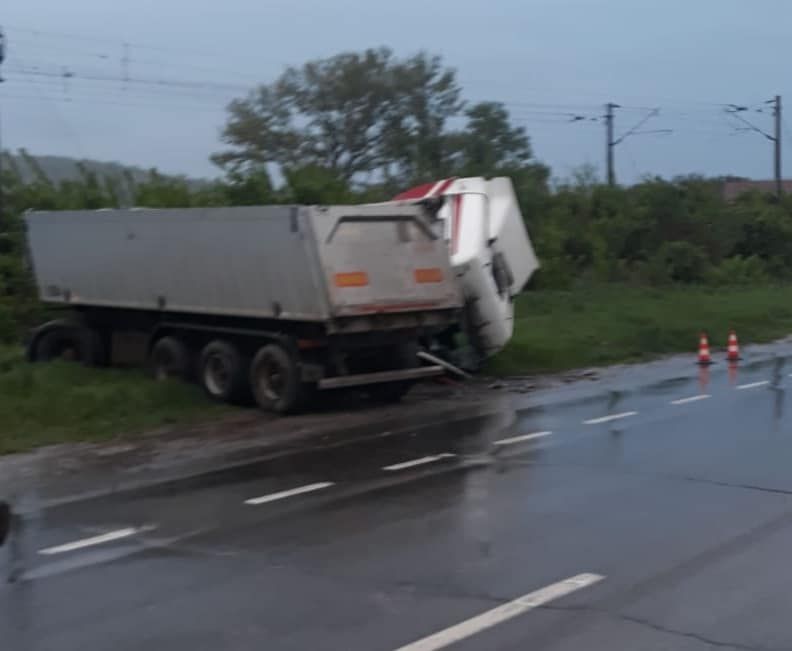 FOTO: Accident rutier - camion răsturnat pe o șosea din Iași!
