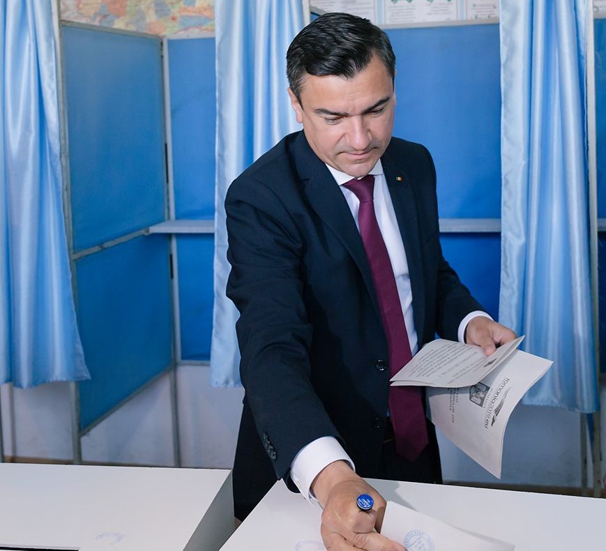 Mihai Chirica: "Le transmit parlamentarilor ieşeni să voteze moţiunea de cenzură!"