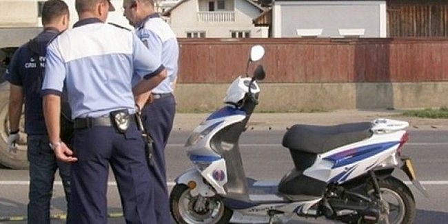 Prins băut şi fără permis pe un moped neînmatriculat