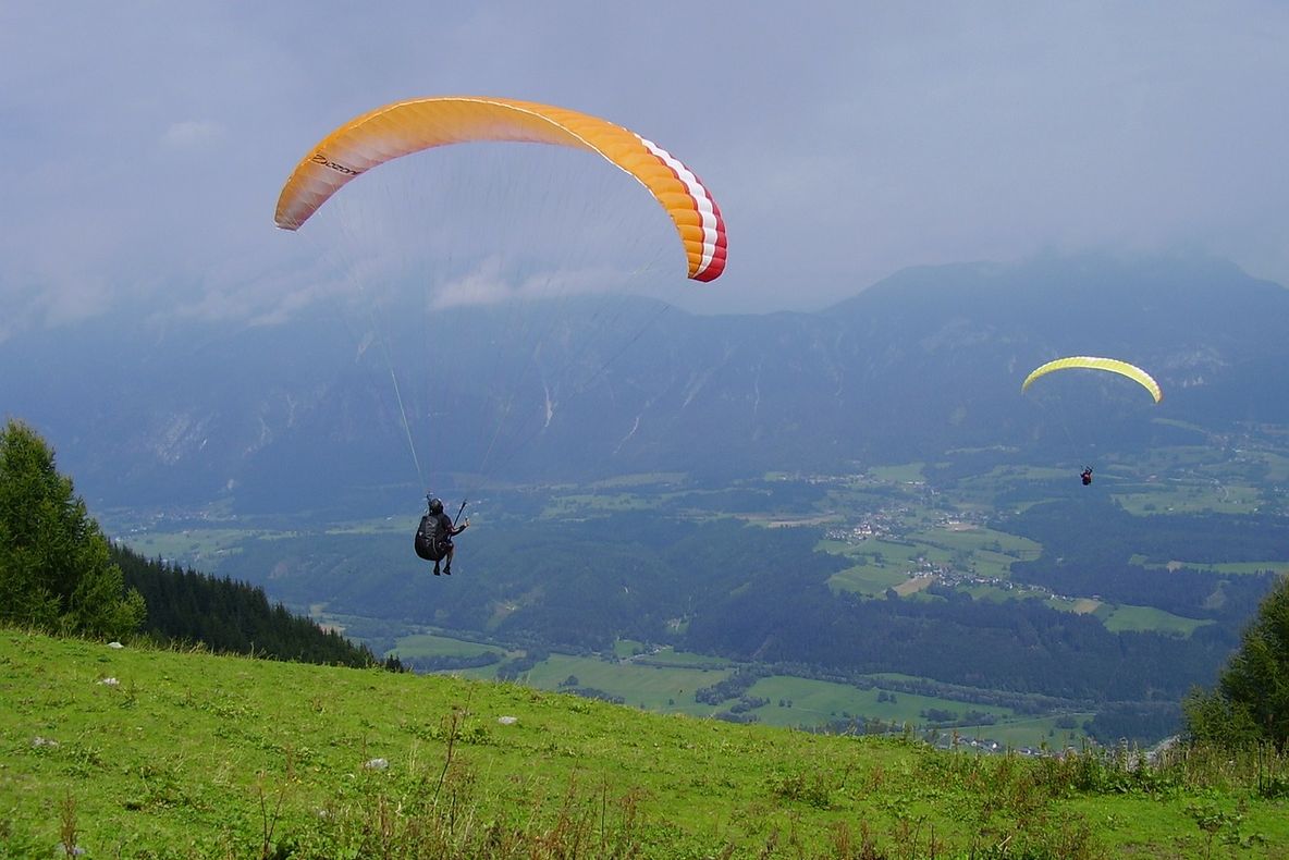 Dusă cu elicopterul la spital, după un accident cu parapanta!