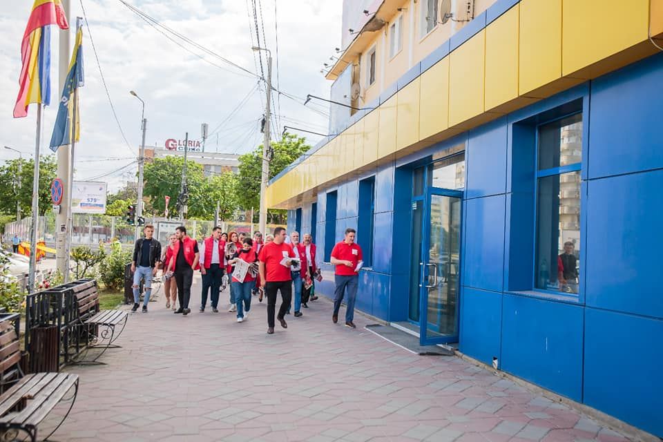 Liberalii susțin că pesediștii s-au refugiat în sediul lor de frica ieșenilor care îi huiduiau