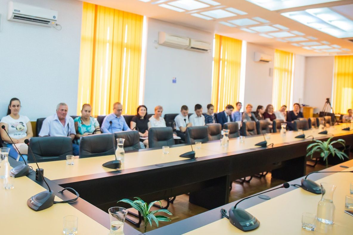 Elevii şcolilor speciale din Iaşi, premiaţi la Prefectură