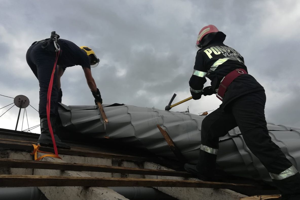 GALERIE FOTO: Blocuri rămase fără acoperişuri, în urma furtunii de astăzi