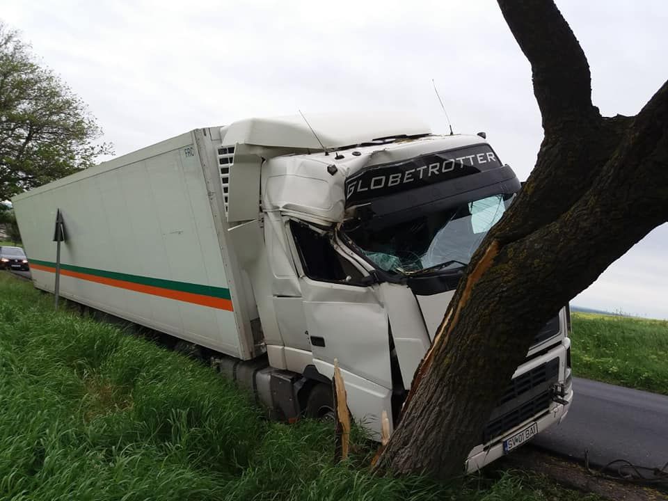 GALERIE FOTO: Accident rutier cu un TIR, pe o şosea din Iaşi!