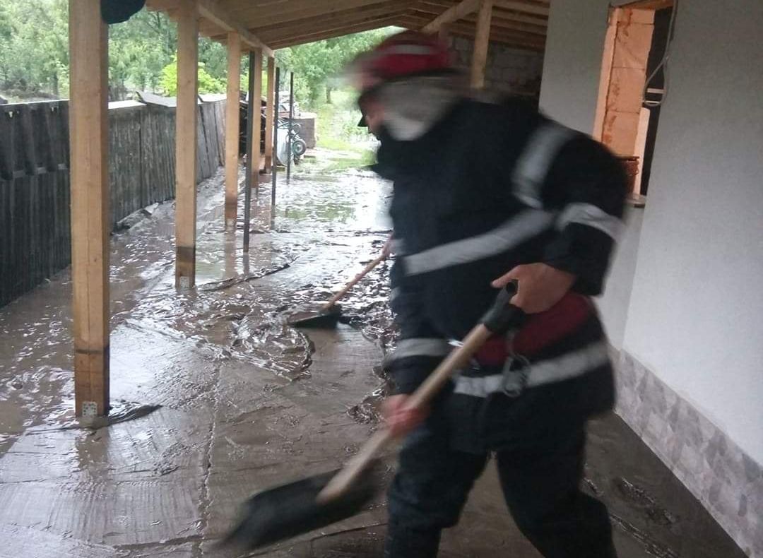 Zeci de mii de ieșeni lăsați fără energie electrică de ploile din weekend