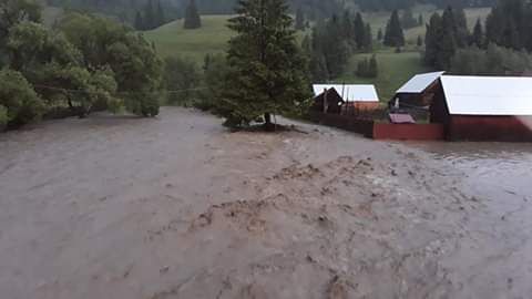 FOTO: Drum județean, inundat: apa a ajuns la peste 30 de centimetri