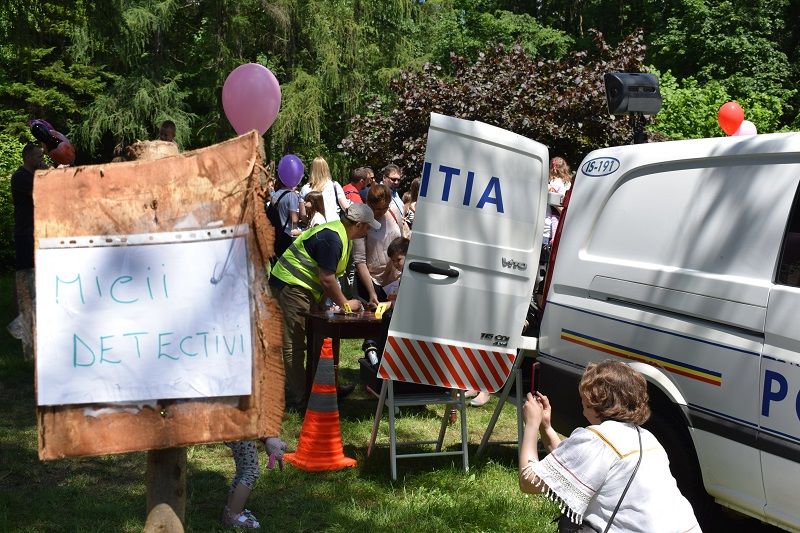 GALERIE FOTO: Peste 1.000 de prichindei, sărbătoriţi de poliţişti, jandarmi şi pompieri!