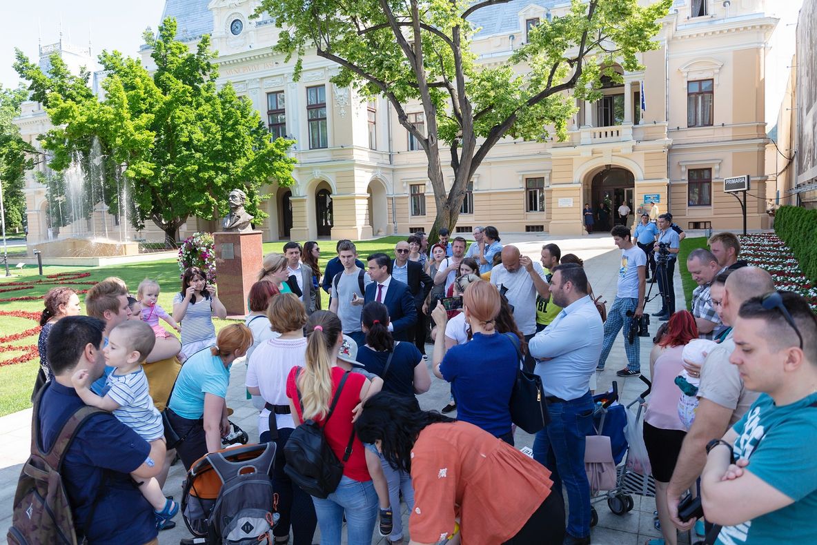 Primarul Mihai Chirica, învins de mămicile cu cărucioare. Rezultatele înscrierilor la creșele din Iași vor fi afișate pe 21 iunie