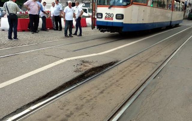 Circulația tramvaielor, blocată în Iași. Asfaltul s-a ridicat din cauza căldurii