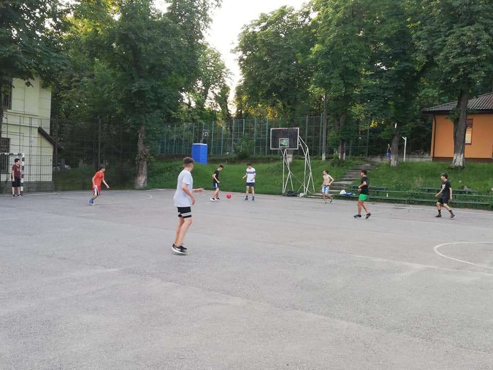 Edilii decid dacă tinerii pot folosi terenurile școlilor pentru a face sport