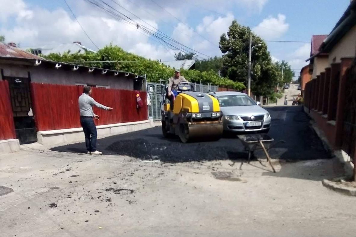 Scandal pornit de la asfaltarea unei străzi din Păcureți