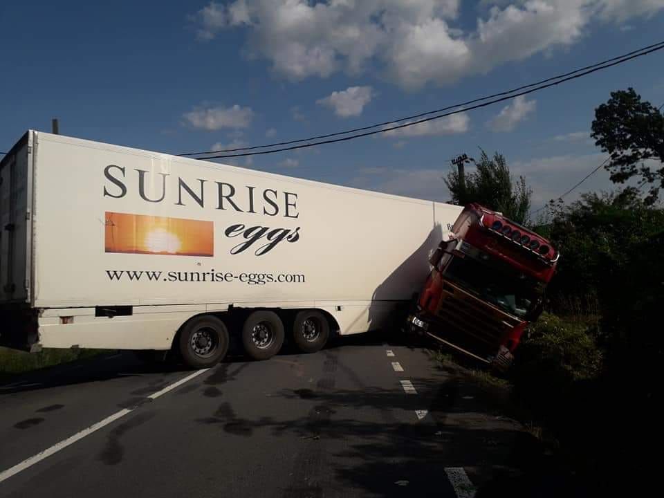 FOTO: Accident rutier în care a fost implicat un TIR!