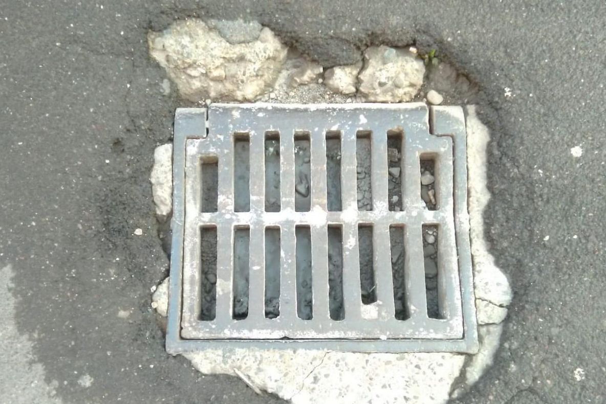 Chirica a descoperit de-abia acum de ce Iașul se transformă în „piscină“ când plouă: canalele sunt înfundate - FOTO