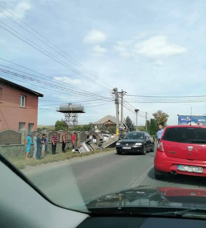 GALERIE FOTO: Accident rutier între un microbuz şi o căruţă