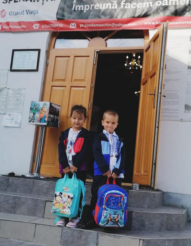 Peste 500 de copii, ajutați de un proiect al preotului Damaschin
