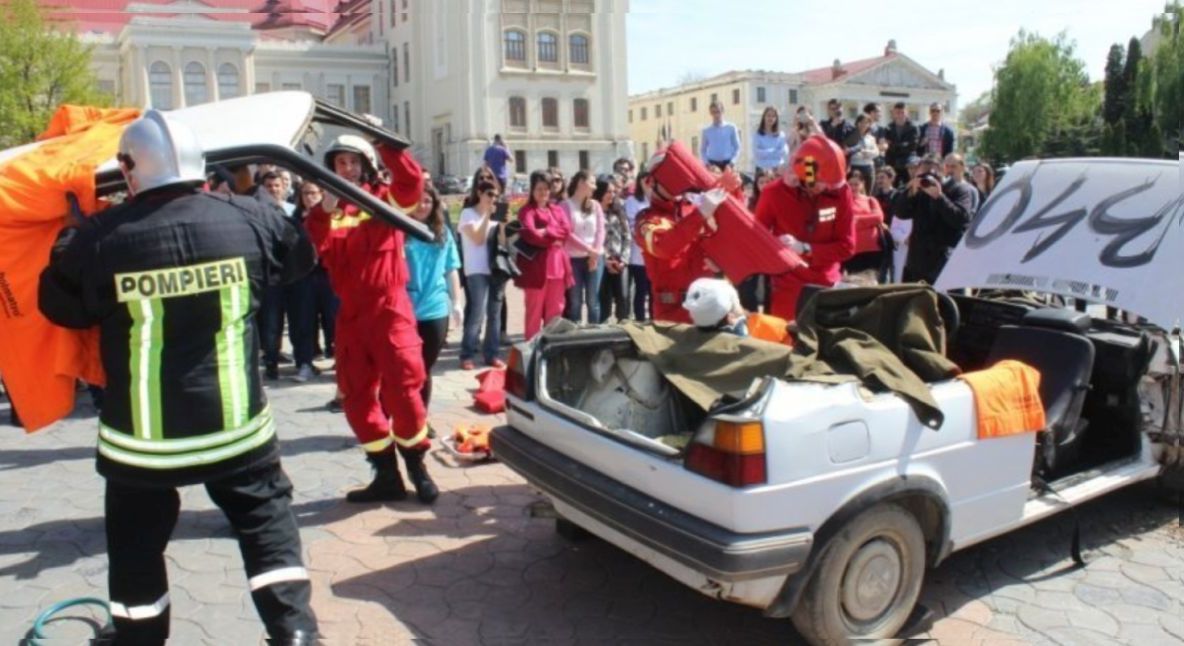 Simularea unui accident rutier pe esplanada UMF Iași