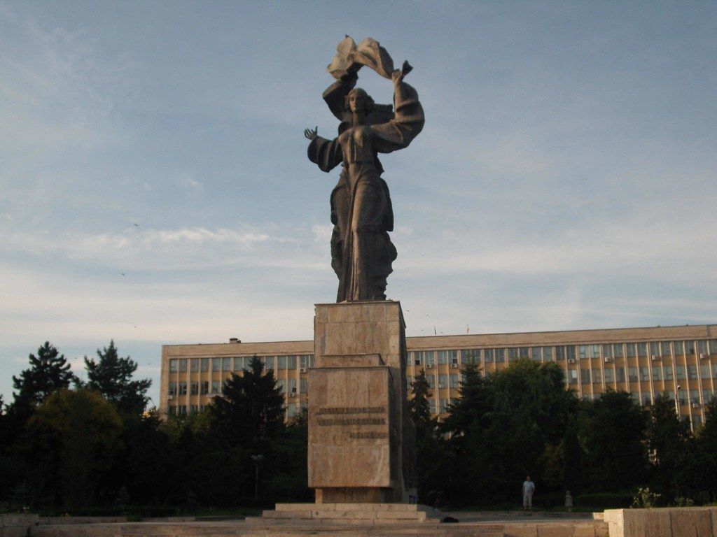 Primăria Iași, acuzată că folosește materiale îndoielnice la refacerea Statuii Independenței