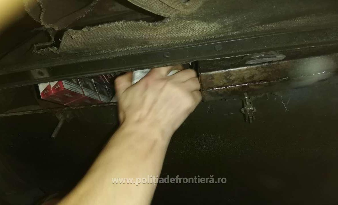 GALERIE FOTO: Țigări de contrabandă, ascunse în tubulatura de aerisire a unui vagon de tren!