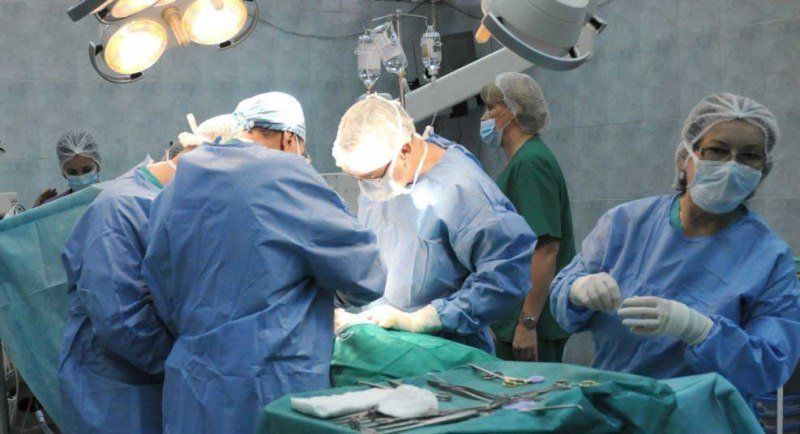 Un nou transplant renal la Iaşi. Bărbat, salvat de rinichiul mamei