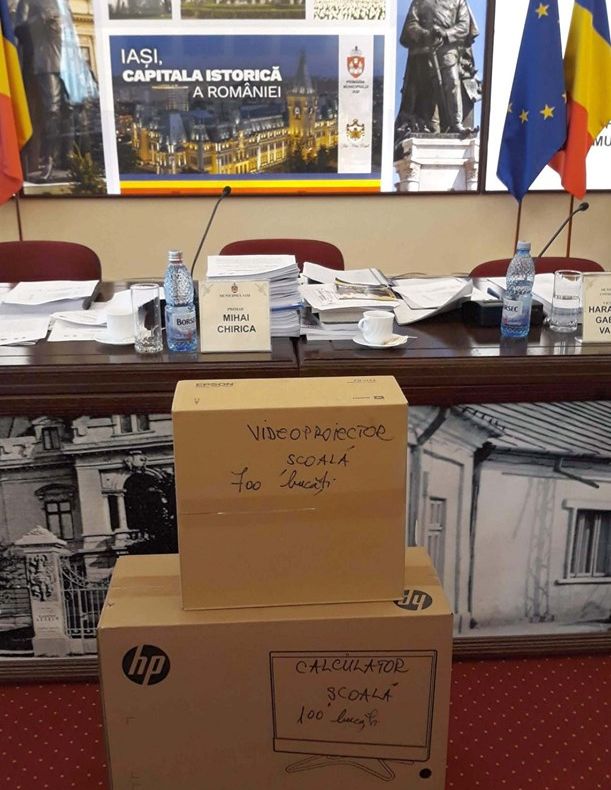 Calculatoare și videoproiectoare pentru școlile ieșene