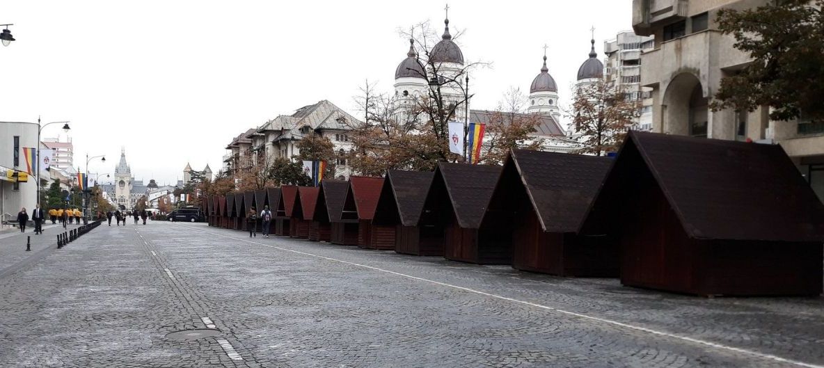 Au fost montate corturile și căsuțele pentru târgurile organizate în cadrul Sărbătorilor Iașului