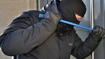 Haine furate de la târgul organizat cu ocazia Sărbătorilor Iașului, găsite la Buzău