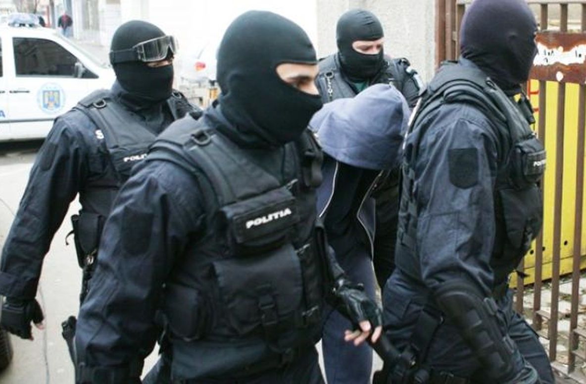 Descinderi ale mascaților la rromii din Ciurea. Zeci de persoane duse la audieri