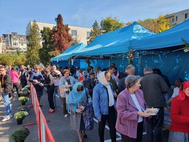 A început împărțirea porțiilor de sarmale la Hramul Sf. Cuvioase Parascheva