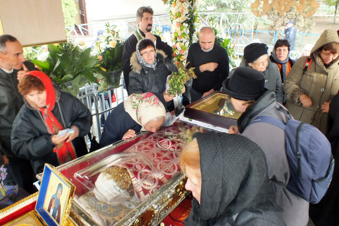 Peste 40.000 de credincioși s-au închinat deja în fața raclei cu sfintele moaște