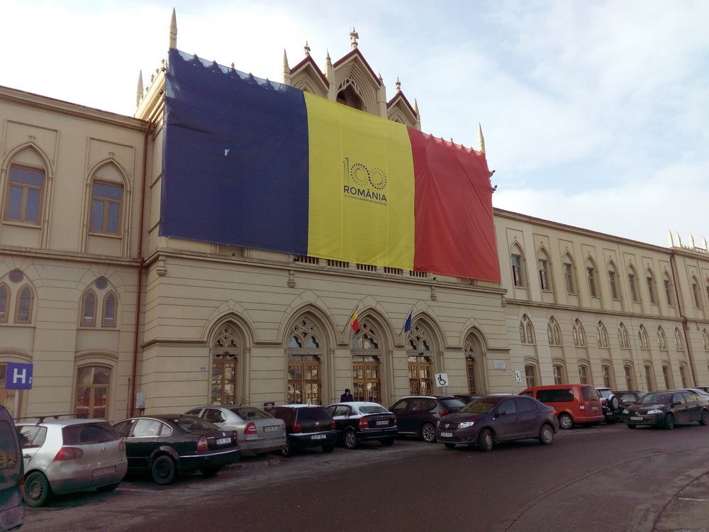 Un profesor ieșean consideră steagul de la Gara Iași un „patriotism exacerbat, ipocrizie sau prostie“