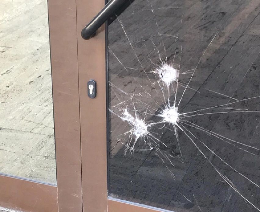 FOTO! Incident straniu: un individ a atacat uşa de acces la Judecătoria Iaşi!