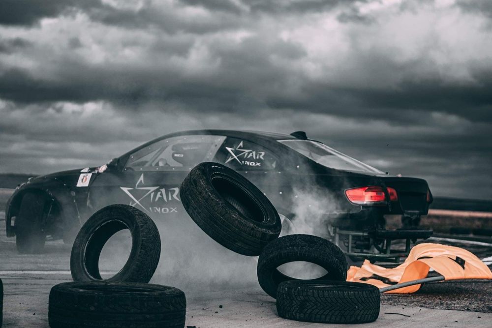 GALERIE FOTO: Drifting şi expoziţie de maşini, pe Aeroportul Iaşi!