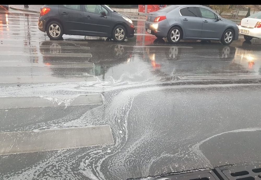 Semnal de alarmă, la Iași! Spumă albă pe străzi, după ploaie