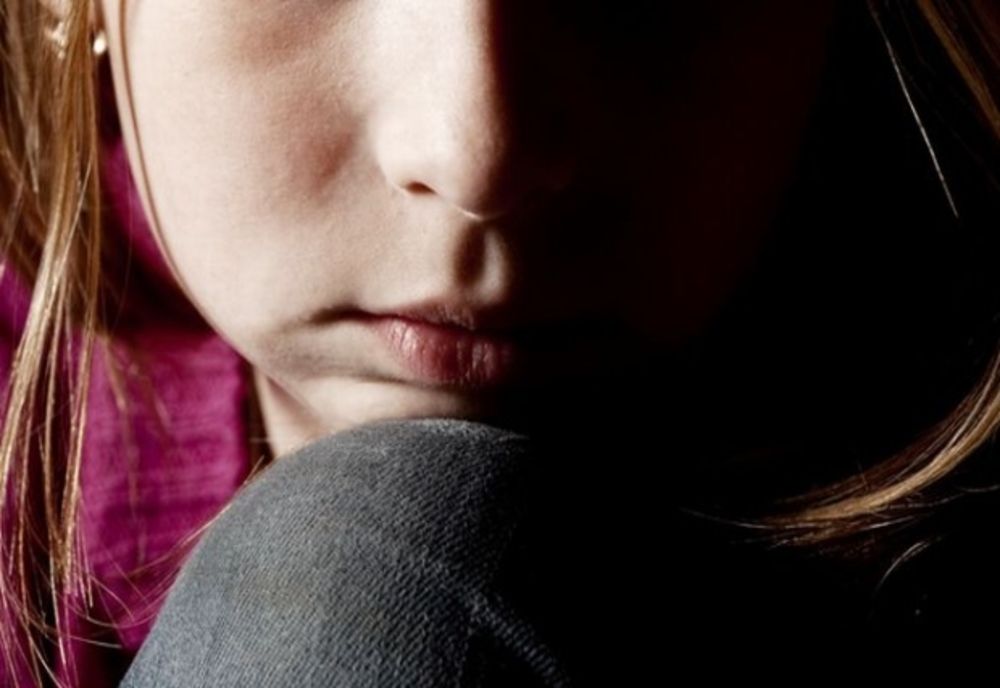 Fetiță de 10 ani, VIOLATĂ și TORTURATĂ!