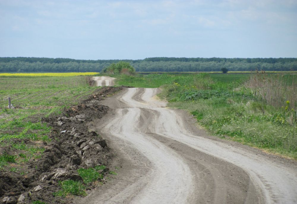 Peste 23 de milioane de lei alocate pentru „cârpirea“ unor drumuri județene