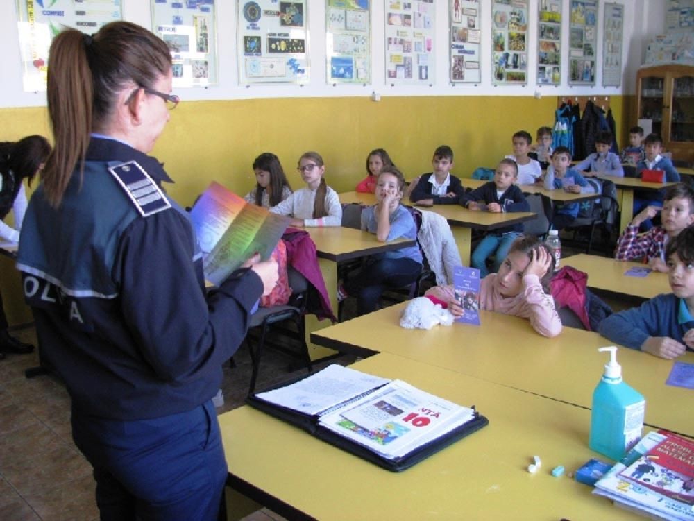 Elevi din Târgu Frumos, vizitaţi de poliţişti! Care a fost scopul vizitei