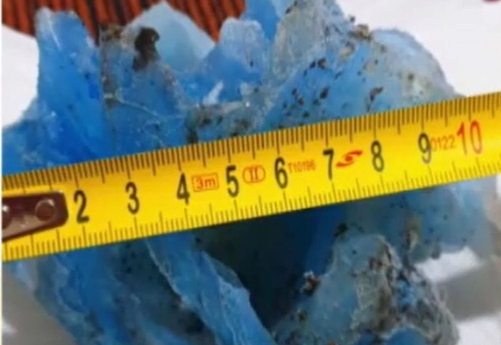 Fenomen ciudat la Iași! Gheață albastră, în curtea unei familii din Târgu Frumos