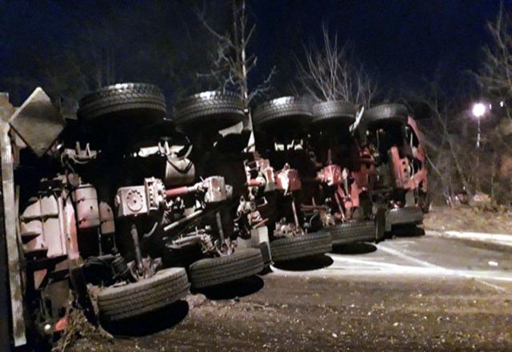 O macara ce cobora Buciumul a rămas fără frâne și s-a răsturnat. Șoferul a decedat