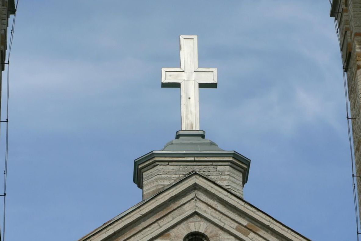 FOTO: Imagini obscene, văzute de o femeie, pictate pe fereastra unei biserici!