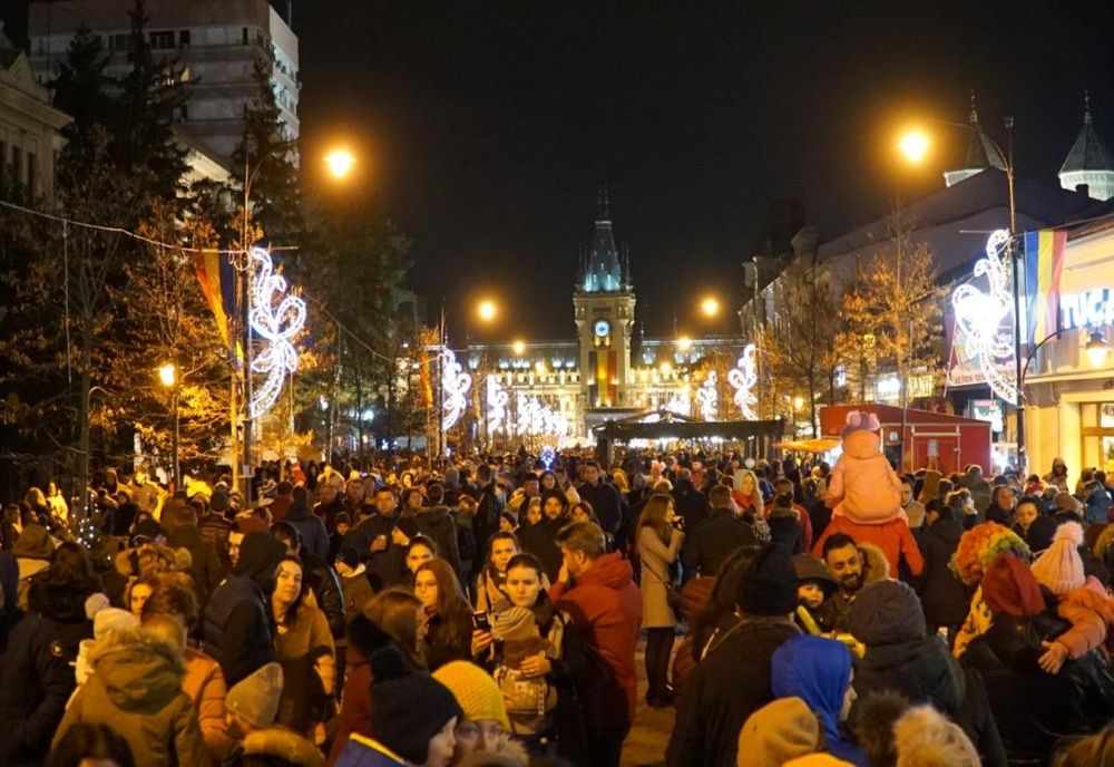 Aglomerație de nedescris la deschiderea Târgului de Crăciun. Peste 15.000 de persoane pe pietonalul Șefan cel Mare - FOTO
