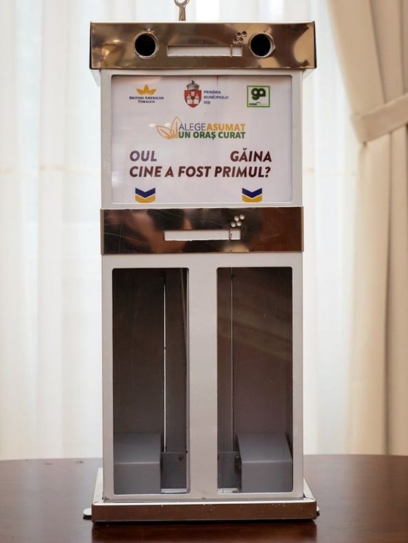 Scrumiere stradale, amplasate în stațiile CTP și alte zone din Iași - FOTO