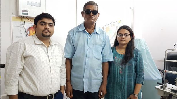 ATENŢIE! POZE EXPLICITE! Vierme de 7 cm, găsit în ochiul unui bărbat la 12 ani după ce a fost muşcat de un câine!