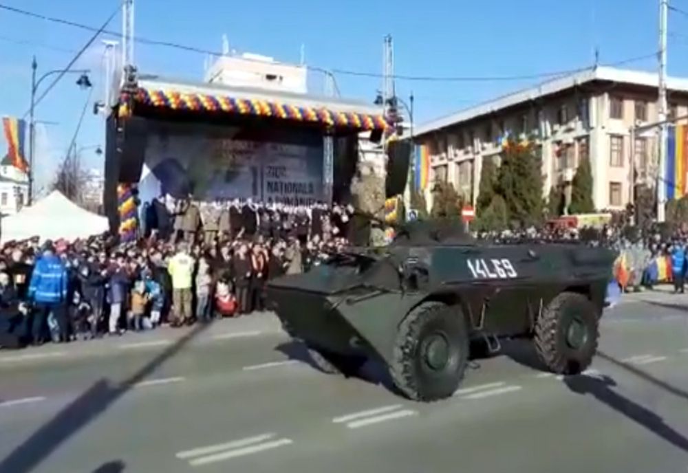 Peste 10.000 de persoane au venit să asiste parada militară, la Iași