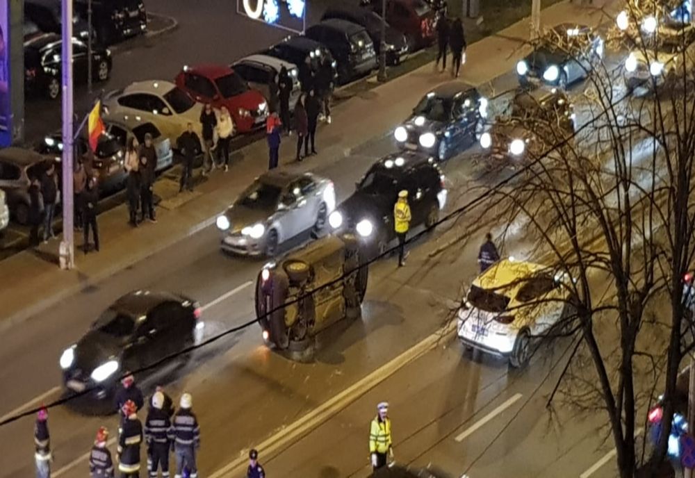 Circulația pe Bulevardul Independenței, blocată în urma unui accident rutier. O mașină s-a răsturnat