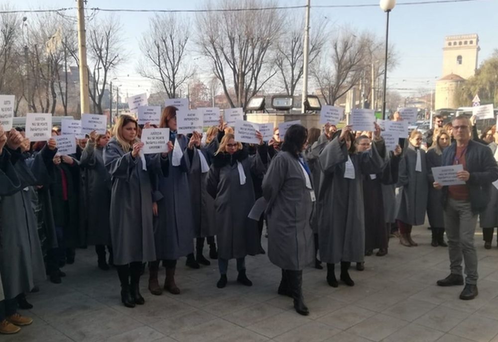 Protest al grefierilor ieșeni: Amenință că închid registraturile şi suspendă şedinţele de judecată